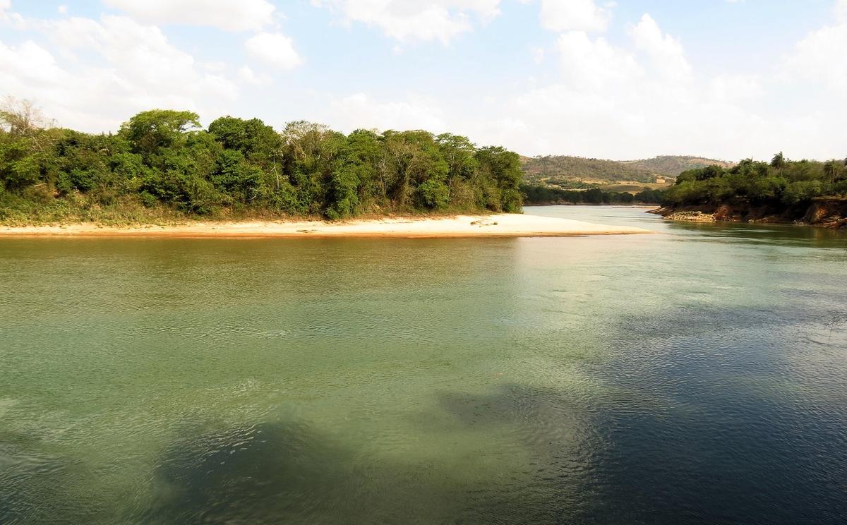 Quadrilhas especializadas em roubos estão aterrorizando pescadores e rancheiros às margens do rio Grande (Foto/Divulgação)