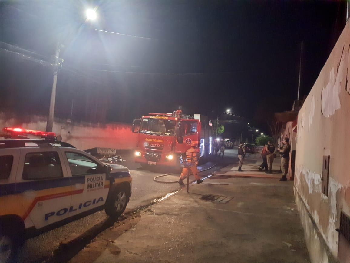 Bombeiros agiram rapidamente, evitando que as chamas se alastrassem para outros cômodos e casas vizinhas, na Barão da Ponte Alta  (Foto/Divulgação)