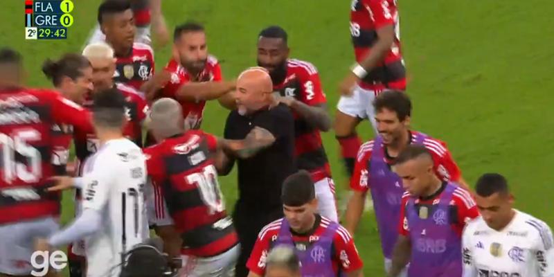 ENTROU NA RODA – Na comemoração do gol do Flamengo, jogadores puxaram Sampaori para comemorarem juntos (Foto/Reprodução/TV Globo)