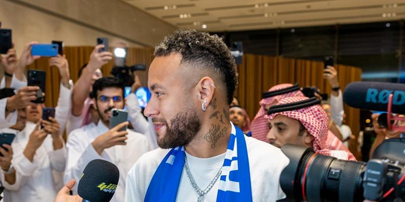 Neymar ganhou um cachecol do Al-Hilal, um buquê de flores e distribuiu autógrafos a alguns fãs que estavam à sua espera (Foto/Divulgação)