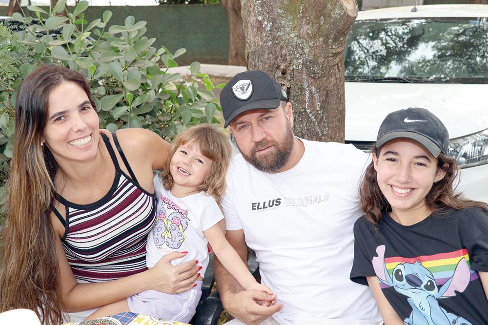 Família linda! Wanderson Ramos e Romene com as filhas, Manu e Rafaella, curtindo o dia lindo no Lago do Jockey Uberaba ---- PAULO LÚCIO (Foto/Paulo Lúcio)