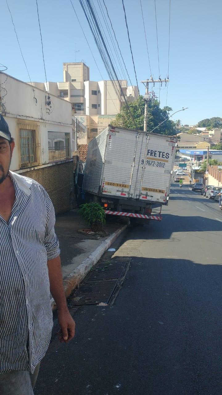 Com a colisão, tanto a casa quanto o caminhão sofreram danos; o motorista não era habilitado para dirigir veículo pesado (Foto/Divulgação)