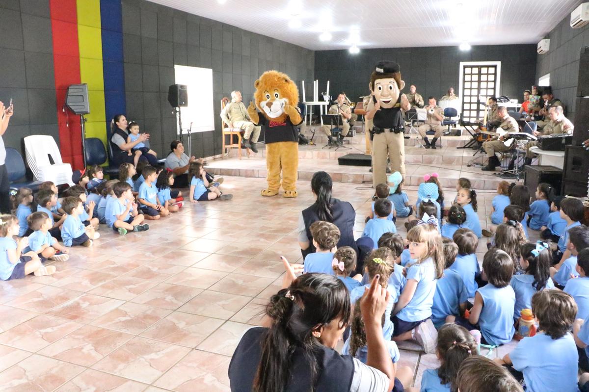 Além de brincadeiras com mascotes da Polícia Militar, os alunos conheceram também a banda de música (Foto/Sérgio Teixeira/PMMG)