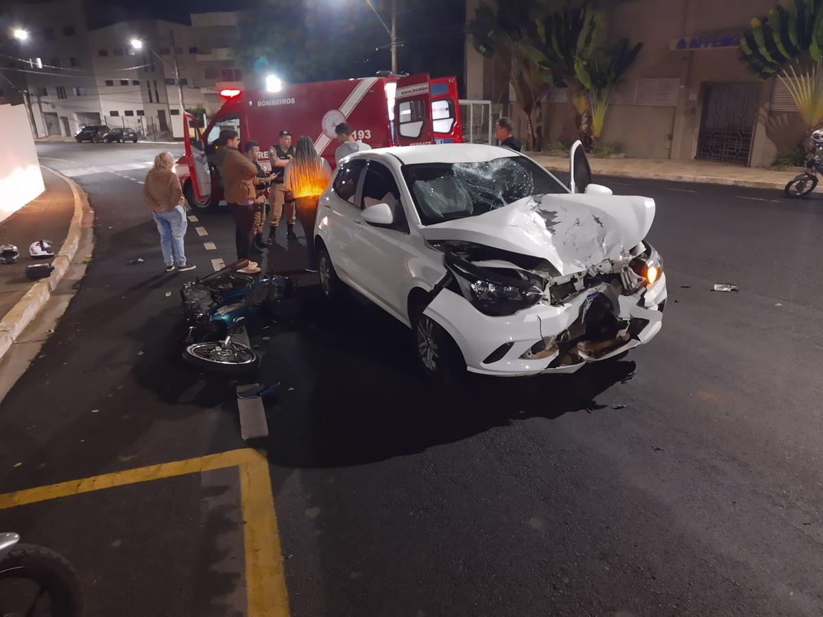 Colisão frontal entre uma motocicleta Honda e um Fiat Argo foi registrado na praça Olímpica, também conhecido como entorno do Uberabão. (Foto/Divulgação)