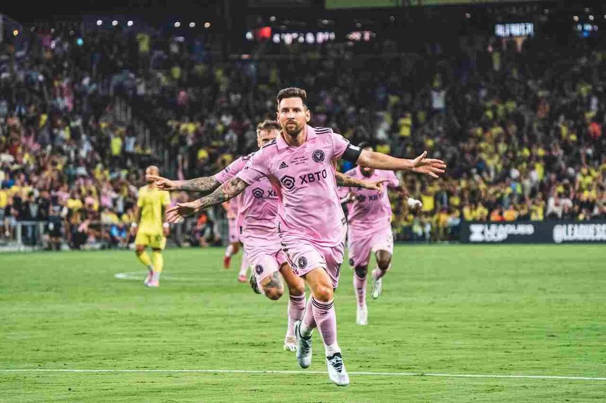 Lionel Messi começou sua trajetória no futebol dos Estados Unidos com o pé direito. (Foto/Reprodução/Twitter/@InterMiamiCF)