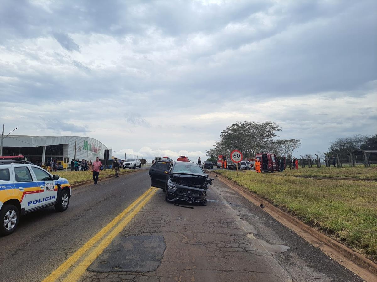 Automóvel Mercedes, estava sobre a pista na faixa da direita. (Foto/Corpo de Bombeiros)