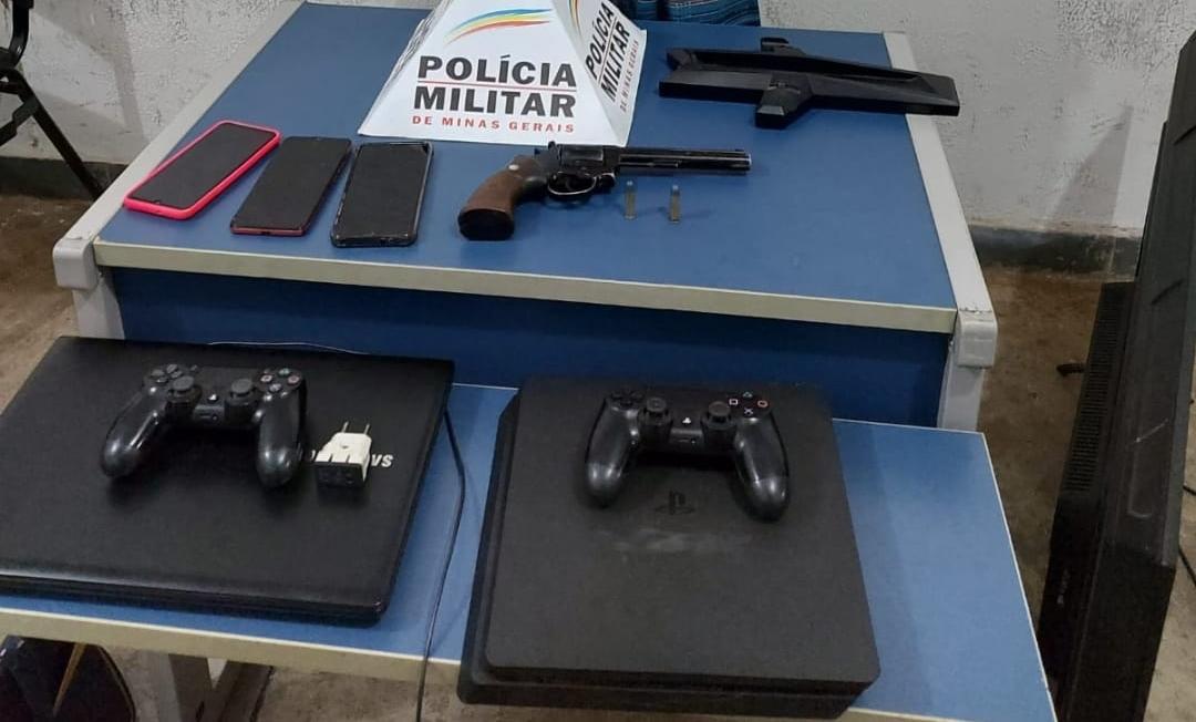 A Polícia Militar prendeu um homem e duas mulheres por envolvimento com roubo e receptação em uma residência em Conceição das Alagoas (Foto/Divulgação)