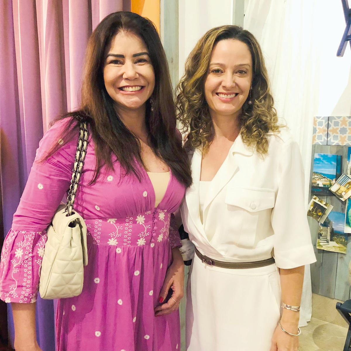 Patrícia Groke e a arquiteta, capa da Edição da JM Magazine que está nas bancas, Carolina Rodrigues da Cunha, que também assina um ambiente na Edição 2023 do Casa Shopping. Lembrando que a mostra abre hoje e funciona até domingo a partir das 16h, na Rua Rua Amapá, 55 no Bairro Santa Maria, por lá o trabalho dos melhores arquitetos e Design de Interiores de Uberaba e região. (Foto/Divulgação)