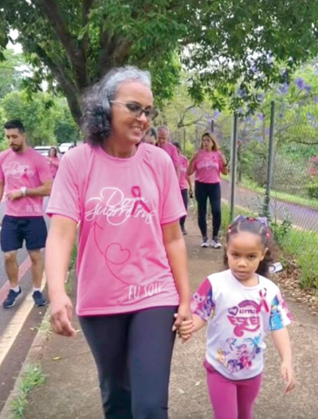 Registro fofo da guerreira Izani Aparecida V. Sousa ao lado da neta, durante a caminha das Doze Guerreiras do ano passado, para lembrar a você leitor, que as inscrições para a Corrida e Caminhada Doze Guerreiras está aberta, através do site www.sportbro.com.br. Além do cunho solidário e beneficente, a corrida e a caminhada têm, também, o objetivo de chamar a atenção da sociedade uberabense e região para a seriedade, consequência e tratamento do câncer de mama, como também conscientizar as pessoas para a importância da prevenção, e possibilitando, ainda, o resgate da autoestima das mulheres mastectomizadas, com a reconstrução mamária. (Foto/Divulgação)