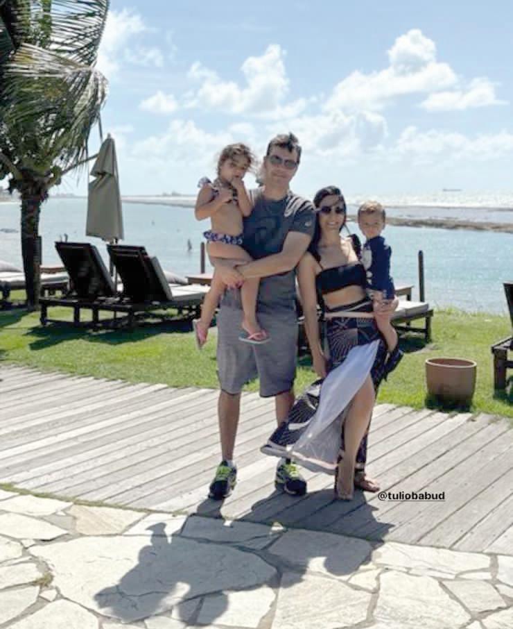 Tulio e Milena curtiram o feriado prolongado com os filhos em Pernambuco comdireito a muito sol e praia ao lado dos pequenos (Foto/Divulgação)