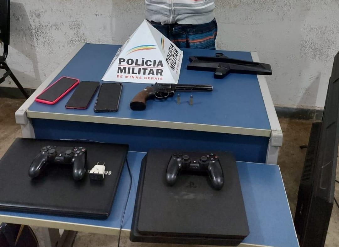 Armas usadas no assalto à residência e alguns dos objetos recuperados e que foram entregues na Delegacia da Polícia Civil (Foto/Divulgação)