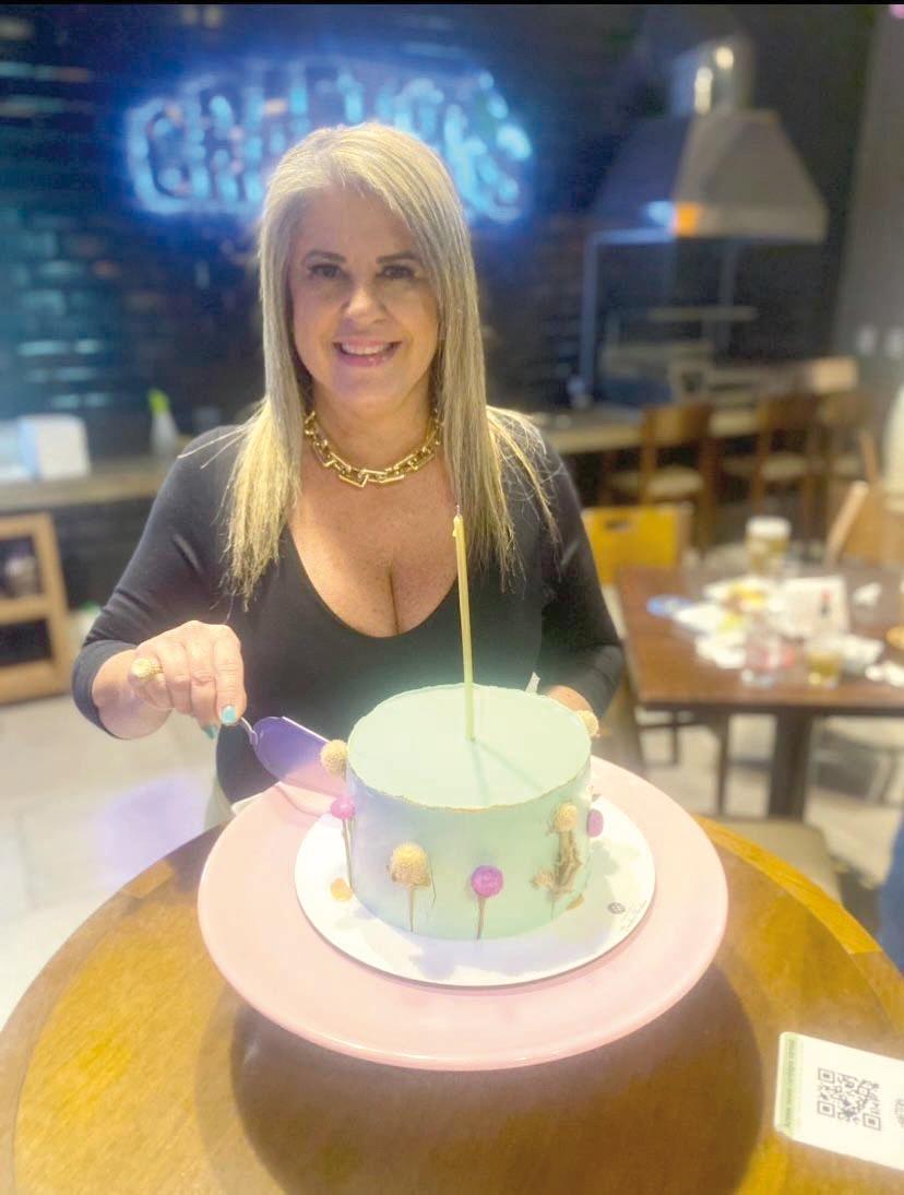 Claudia Dib aniversariou na semana passada e soprou velinhas entre seus amigos (Foto/Divulgação)