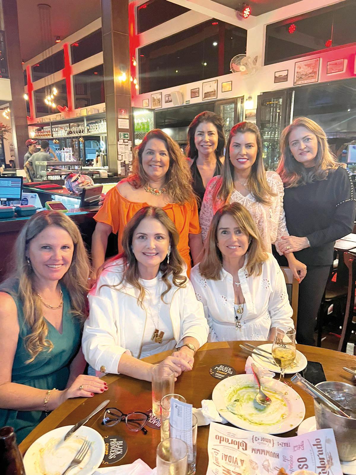 Bday de Maria Paula Mendes também foi brindado com as amigas, entre elas Bia Derenusson, Bia Cunha, a irmã dela, Angela Mendes e Patrícia Groke (Foto/Divulgação)