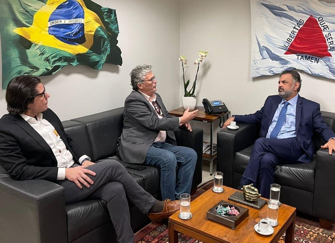 Thiago Tiveron e Luiz Cláudio tiveram, sob a ótica do secretário-executivo do PSDB, proveitosa conversa com o ex-governador Aécio Neves (Foto/Divulgação)