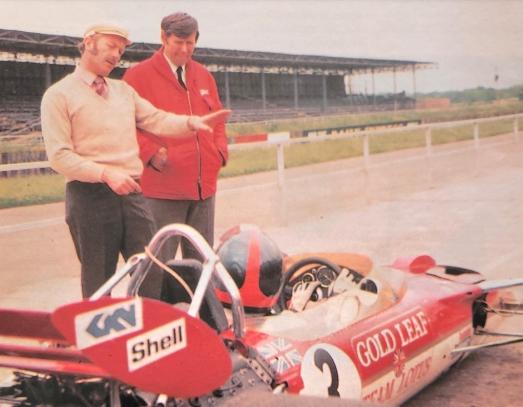 Colin Chapman (boina) e Peter Warr e Emerson Fitipaldi no carro (Foto/Arquivo)