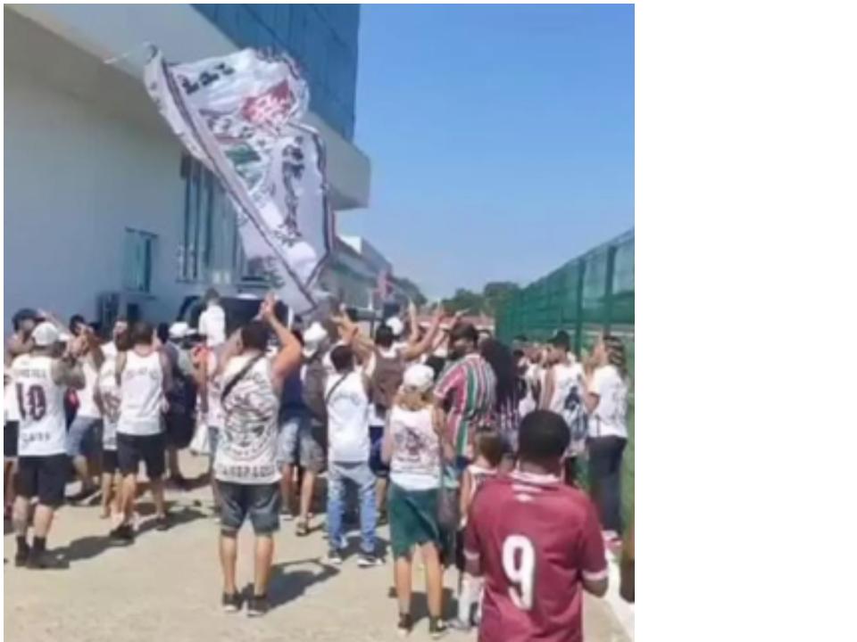 Torcedores foram barrados na entrada do campo e não puderam assistir aos treinamentos (Foto/Sports News Mundo)