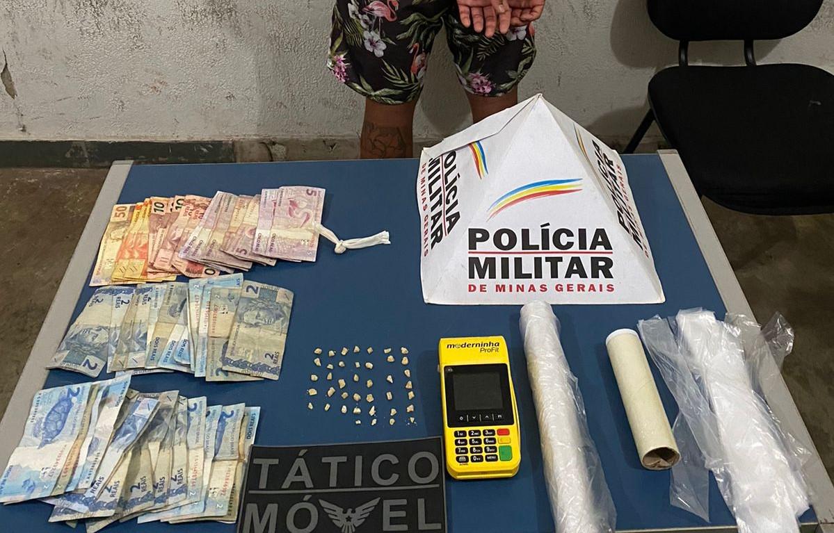 Drogas, maquininha de cartão e outros materiais relacionados ao tráfico foram levados para a Delegacia, juntamente com o suspeito (Foto/Divulgação)