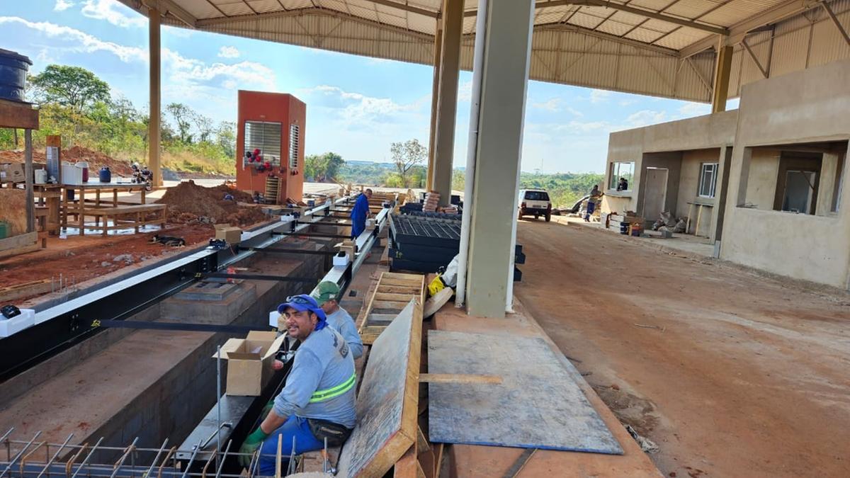 Equipes que atuam nas obras da ZPE já realizam a montagem da balança no local, que terá infraestrutura imediata para 10 empresas (Foto/Divulgação)