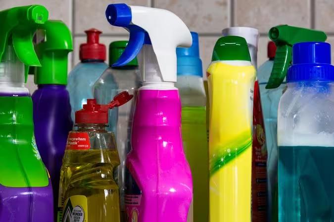 Ler os rótulos e evitar misturas de produtos químicos ajudam a evitar acidentes e intoxicações durante a limpeza da casa (Foto/Pixabay / Reprodução)
