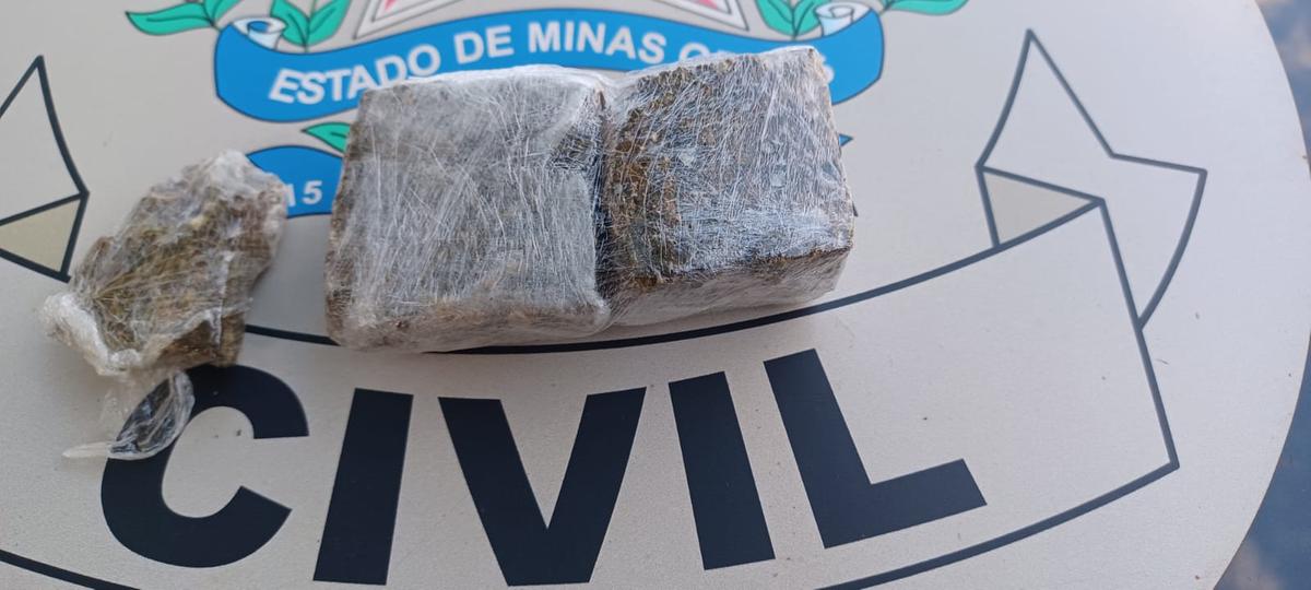 Investigadores da 1ªDRPC/5ºDPC com apoio de policiais militares e um semovente da Rocca deflagraram operação &#34;Delivery&#34; e prenderam um casal e apreenderam dois tabletes grandes maconha (Foto/Divulgação)