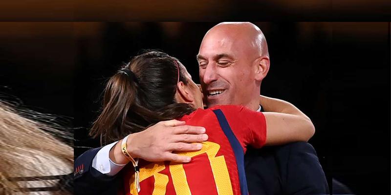 Após o beijo sem consentimento, Rubiales foi denunciado ao Conselho Superior de Esportes da Espanha. (Foto/flashscore.com.br)