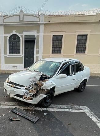 Devido ao impacto, o motorista do Corsa sofreu escoriações no rosto. O para-brisa do veículo ficou totalmente danificado. (Foto/Imagem recebida por whatsapp)