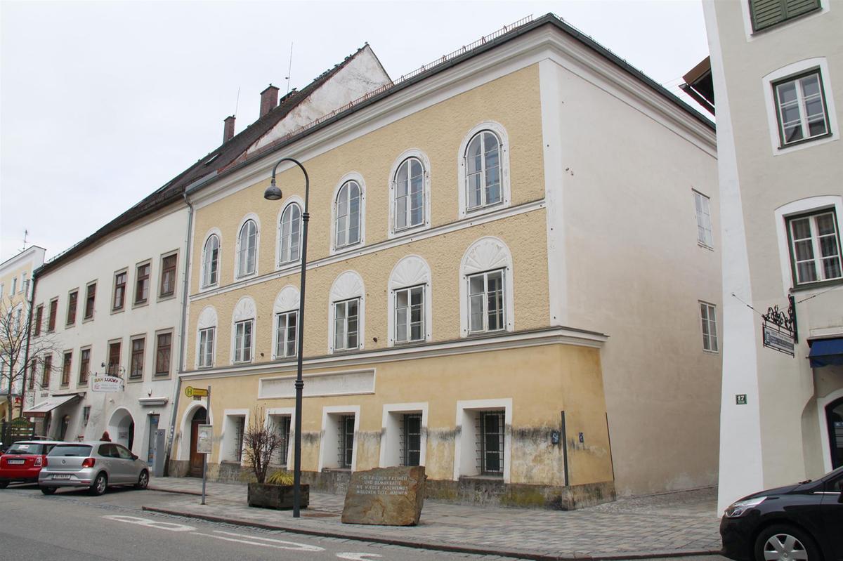 Adolf Hitler nasceu em Braunau am Inn em 20 de abril de 1889, em uma casa onde morou por um curto período. A família deixou a cidade quando ele tinha 3 anos. (Foto/Reprodução)