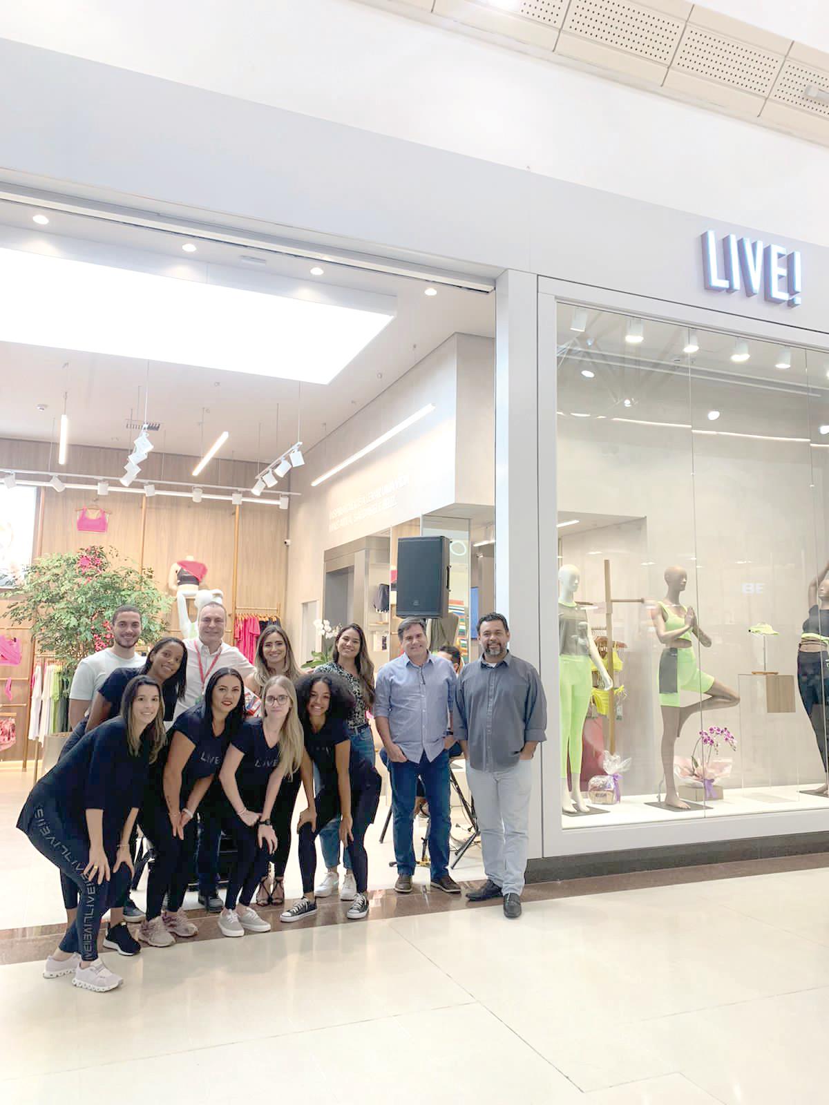 Também nos domínios da Live o superintedente do Shopping Uberaba, Fabiano Guerra e sua equipe, prestigiando inauguração da nova loja de moda fitness, a Live! (Foto/Divulgação)