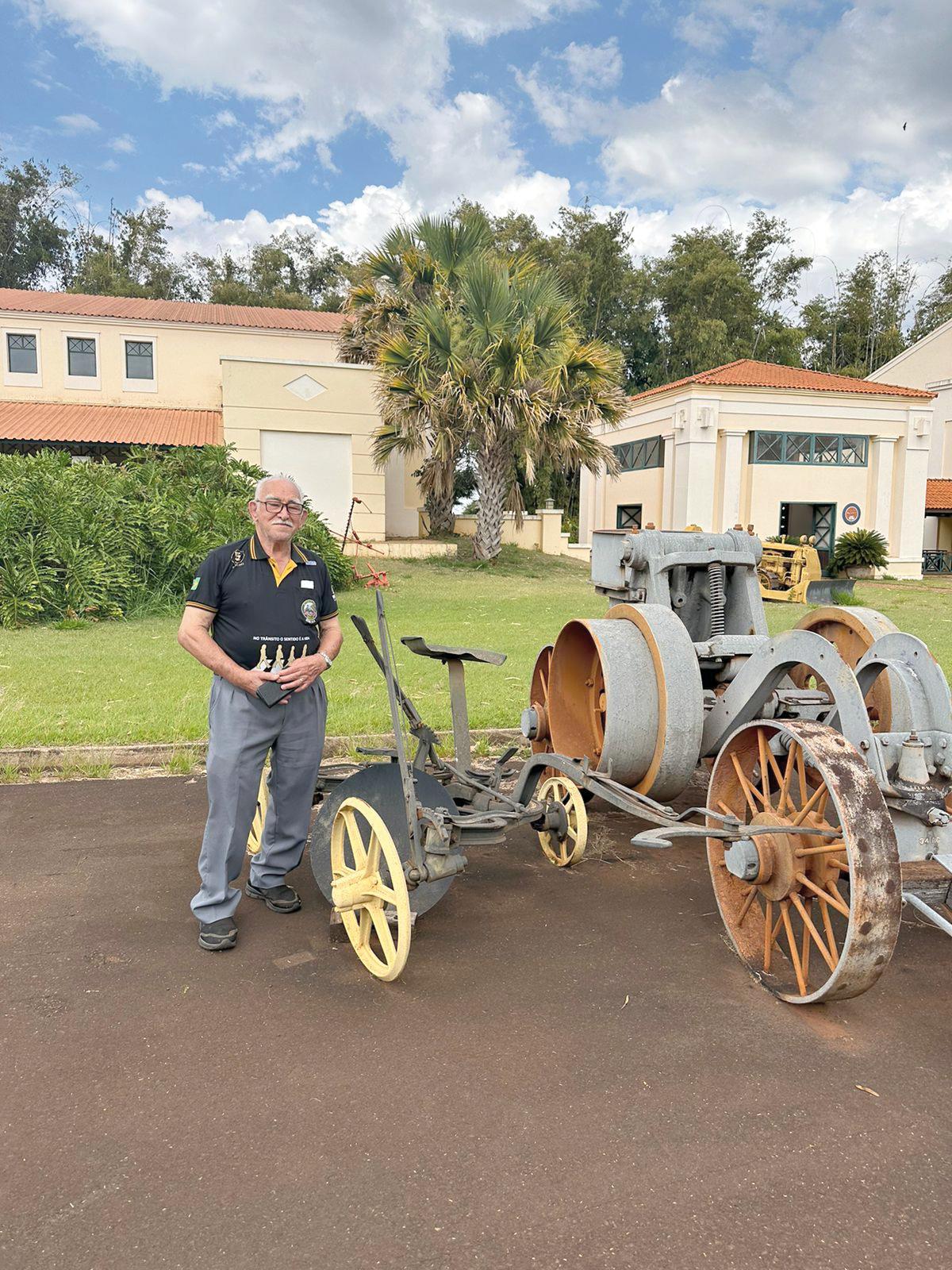 Onofre Moraes também curtiu o passeio em Orlandia ao lado do filho e fez um registro ao lado de uma colhedeira que o fez relembrar seus bons tempos de trabalho (Foto/Arquivo Pessoal)