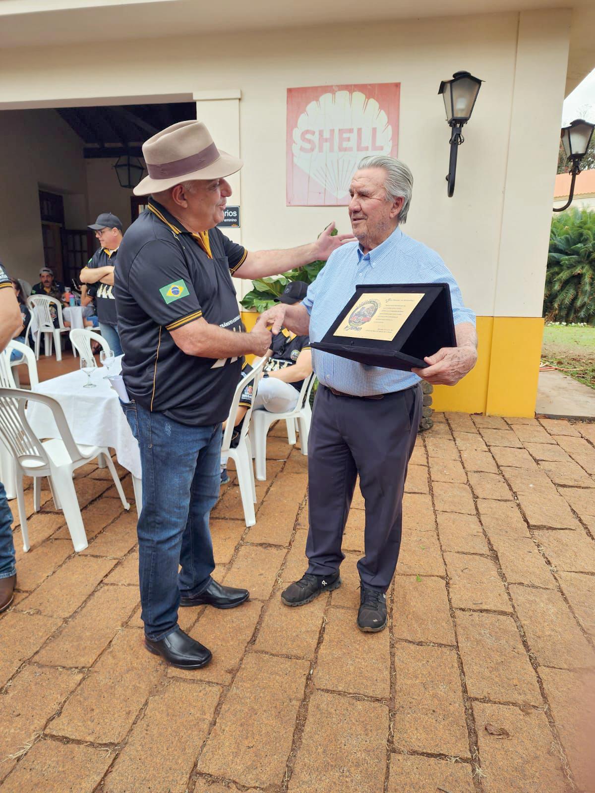 Os antigos da Praça Uberaba prestaram uma singela homenagem ao sr. José Mendonça que bem recebeu a todos (Foto/Arquivo Pessoal)