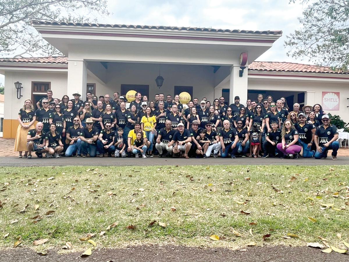 A turma 'Os Antigos da Praça Uberaba', liderada pelo querido Ítalo Manzi, comemorou no último sábado mais um ano de encontros entre os amantes de carros antigos. Pessoal de bem com a vida, animado e apaixonado por uma placa preta, se reuni semanalmente na Praça da Rodoviária velha desde 2018 e neste último sábado foi até Orlândia pra conhecer a coleção de mais de 300 veículos antigos do sr. José Mendonça (Foto/Arquivo Pessoal)