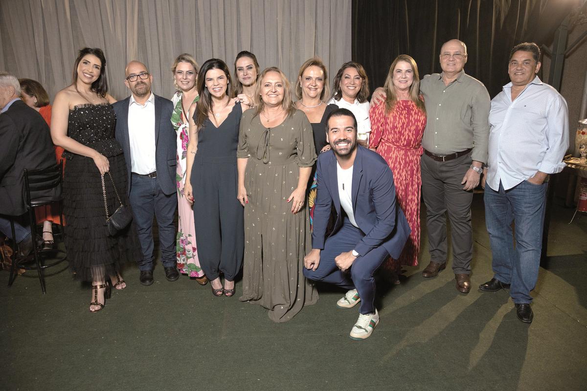 Turma animada e descolada no Casa Shopping 2023. A maior mostra de Decoração de Uberaba e região, está aberta de terça-feira a domingo a partir das 16h, na Rua Rua Amapá, 55 no Bairro Santa Maria, com o trabalho dos melhores arquitetos e Design de Interiores de Uberaba e região (Foto/Divulgação)