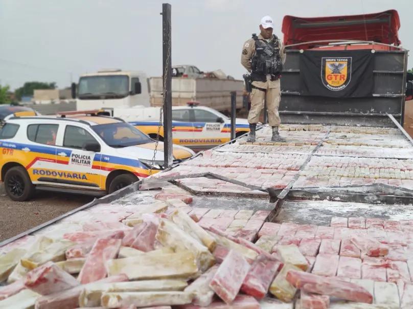 Militares da 5ªPMRv, em Uberaba, apreenderam 1.850 quilos de maconha na rodovia MGC-497, quilômetro 245 (Foto/Divulgação)