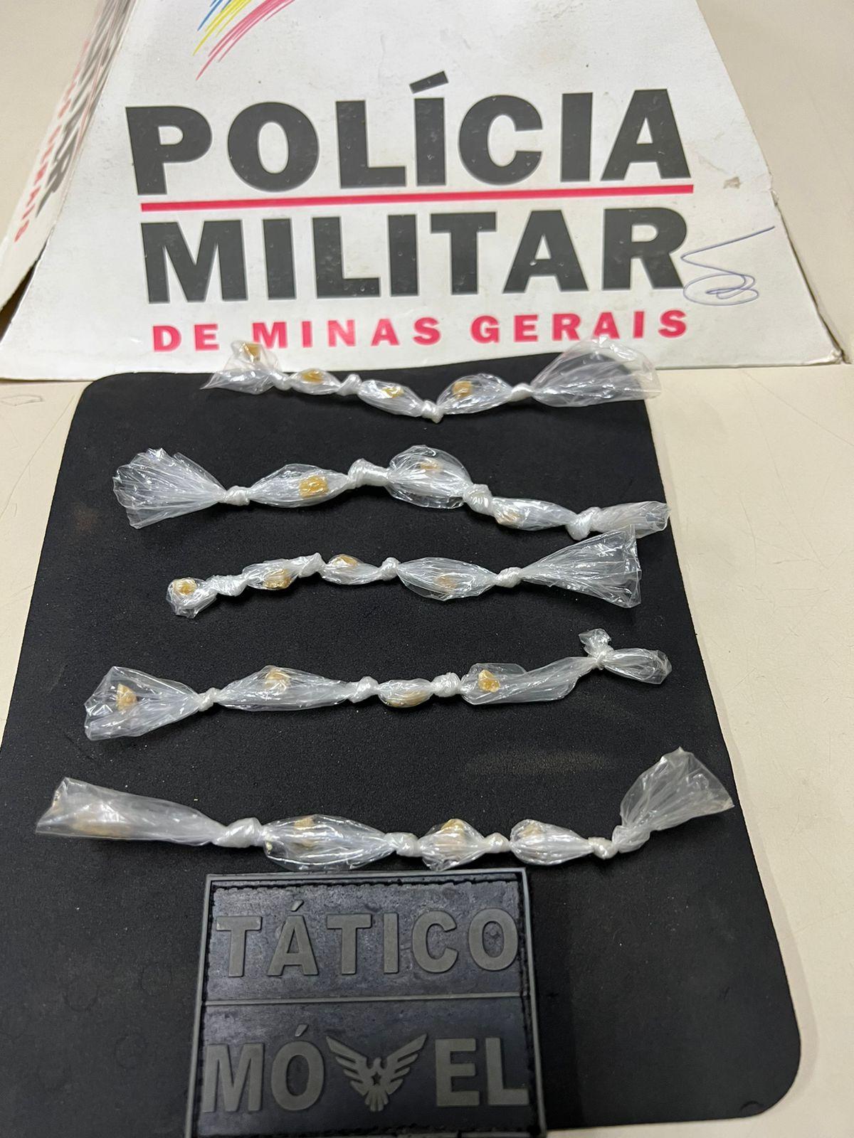 Homem que tenta engolir pedras de crack e é convencido por policiais militares a cuspir as drogas para não morrer (Foto/Divulgação)