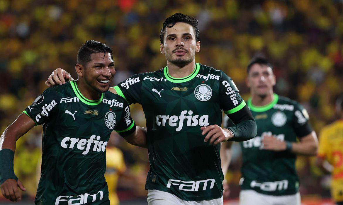 Aos 19, Raphael Veiga fez um golaço. O camisa 23 acertou o pé na bola sem chances para Léo Jardim. (Foto/César Greco/Palmeiras)