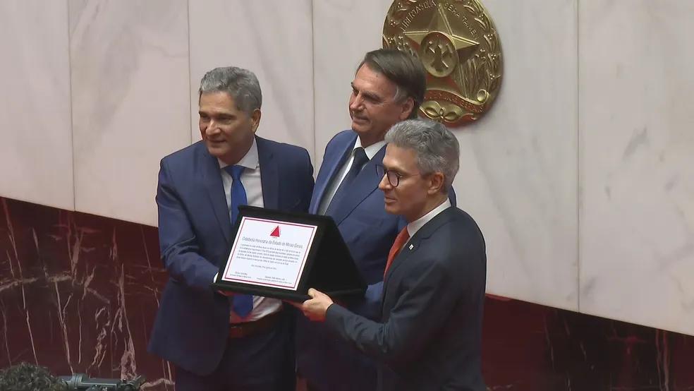 Ex-presidente Jair Bolsonaro recebe honraria em Minas Gerais, em evento com o governador Romeu Zema (Foto/Reprodução TV Globo)