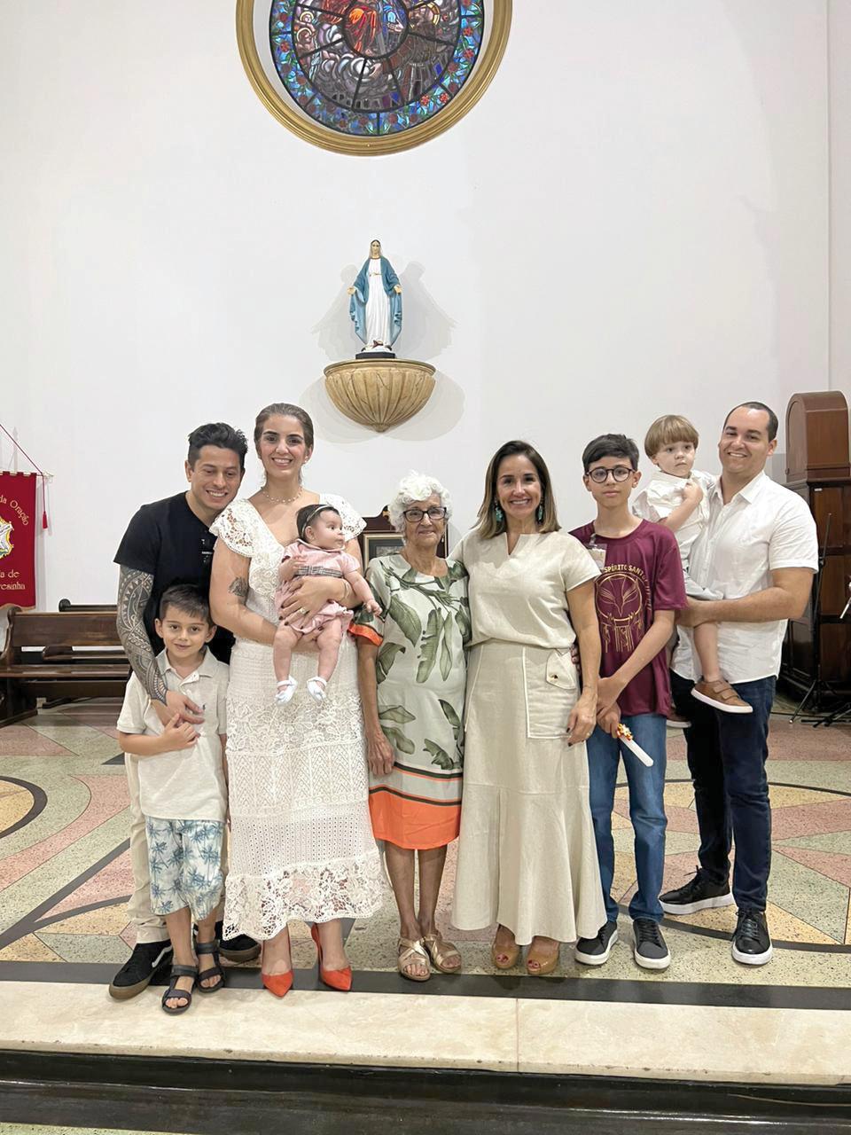 Antônio, William, Maria Rachel e Cecília Paiva estevam, Magda Beatriz com sua mãe Magda Alice, esposo Carlos Eduardo Fonseca e filhos Gabriel e Felipe, no altar da Crisma do querido Gabriel, que aconteceu neste sábado (Foto/Divulgação)