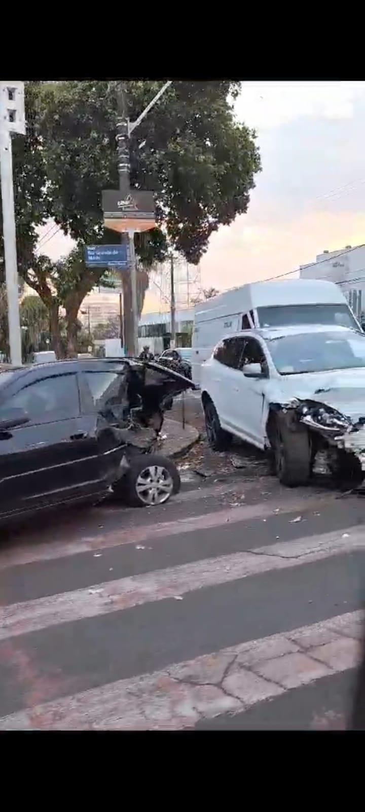 Com a colisão, a frente do Volvo e a traseira do Celta que estava parado ficaram praticamente destruídas  (Foto/Divulgação)