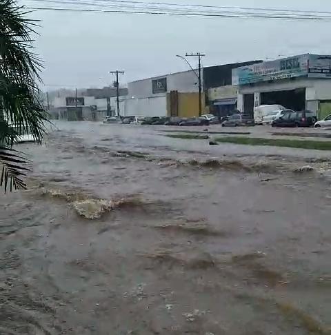 Avenida João Paulo II, em Araxá, após chuva torrencial (Foto/Redes Sociais)