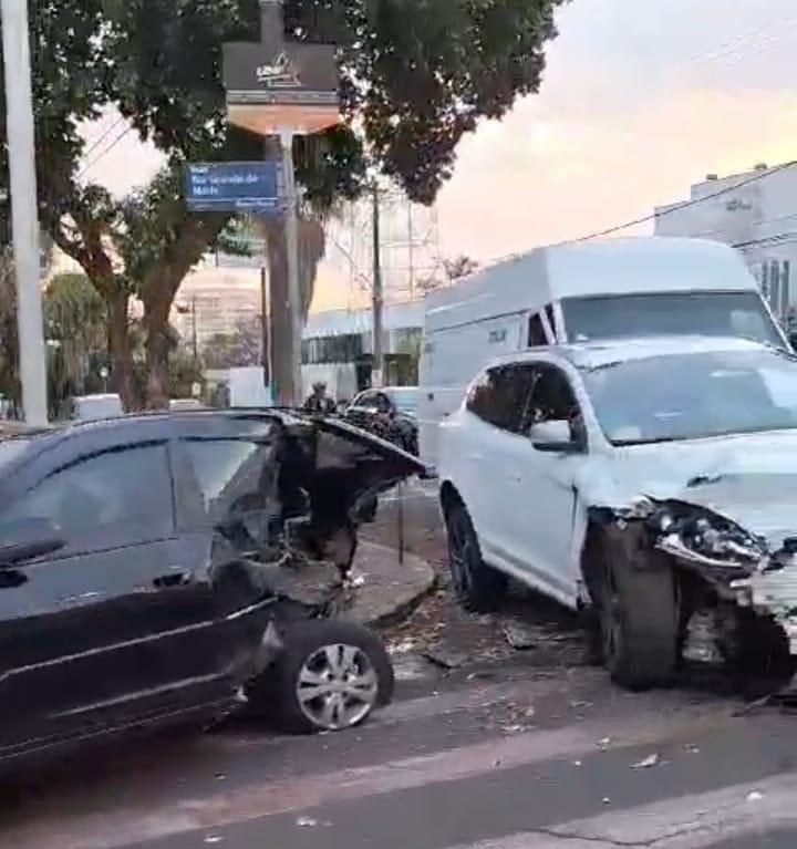 Acidente envolvendo quatro veículos na avenida Santos Dumont com Rio Grande do Norte deixou um motorista levemente ferido (Foto/Divulgação)