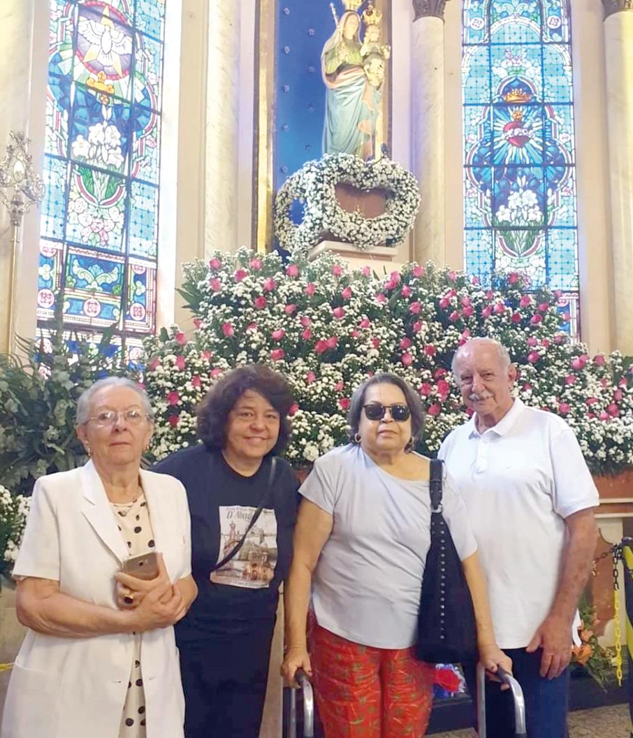 Amigos de sempre – e devotos fiéis da padroeira da cidade – Teresa Fonseca, Martinha Sabino, Ivonilda Simão e Demilton Dib têm encontro anual e cativo, na Basílica de Nossa Senhora D’Abadia (Foto/Divulgação)