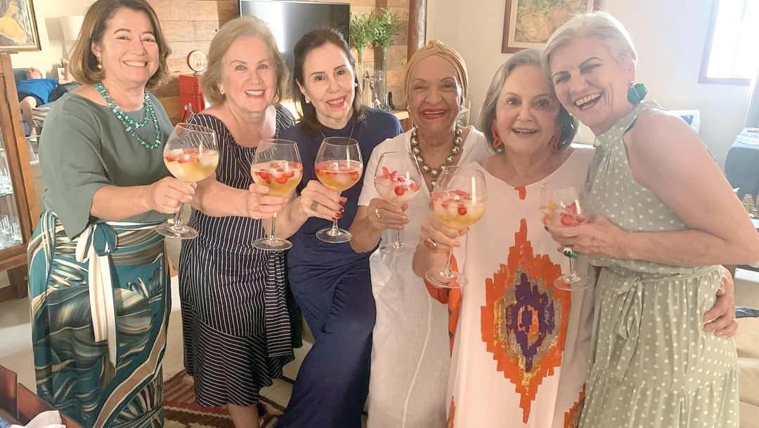 Joana, Telma, Bibi, a aniversariante Maria Zilda, Mônica Paiva e Cleide festejando a data na última quinta-feira (Foto/Divulgação)