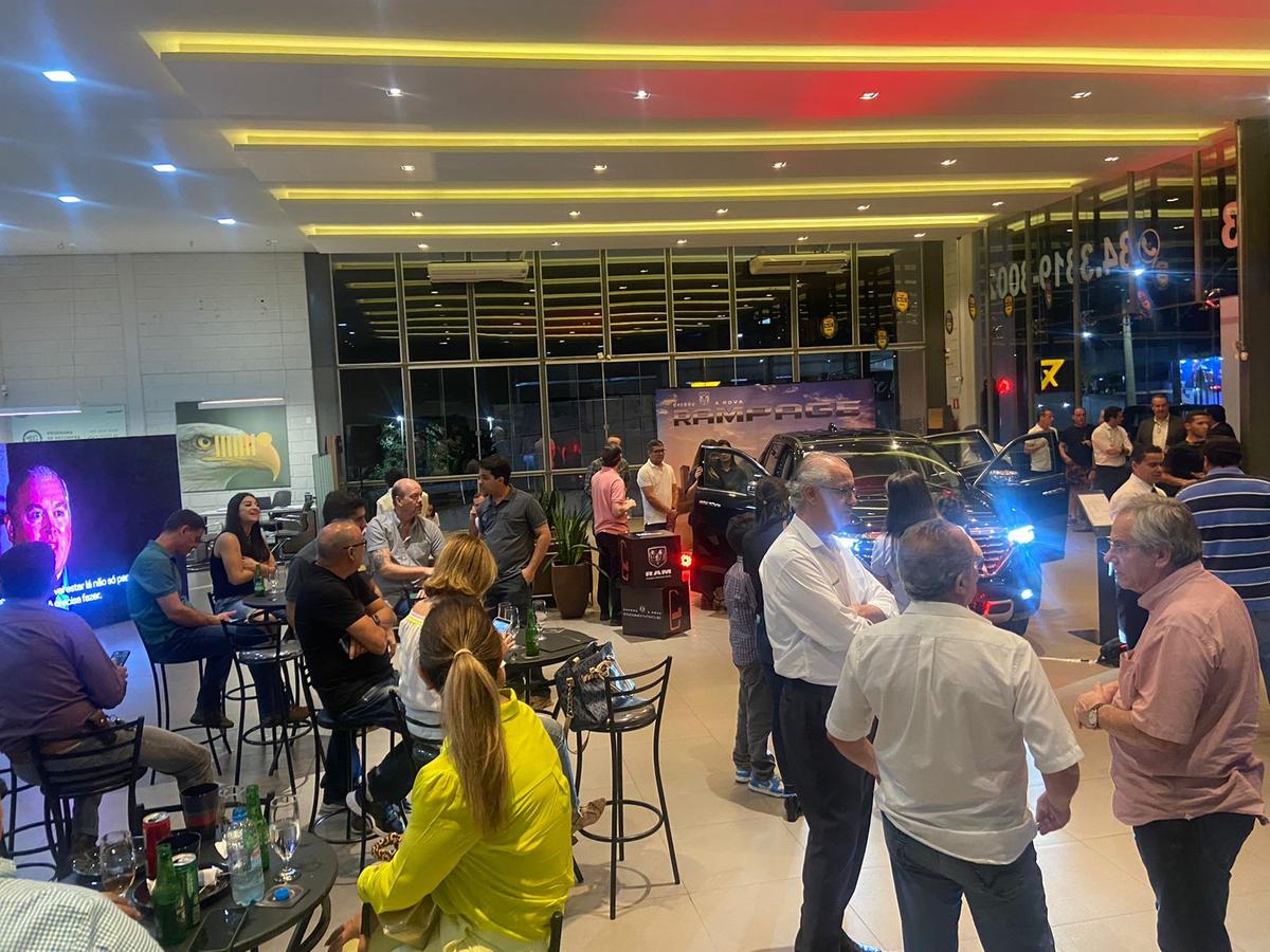 Salão de vidro da San Marco Jeep teve um bom público para conhecer a RAM Rampage 2024. (Foto/Divulgação)