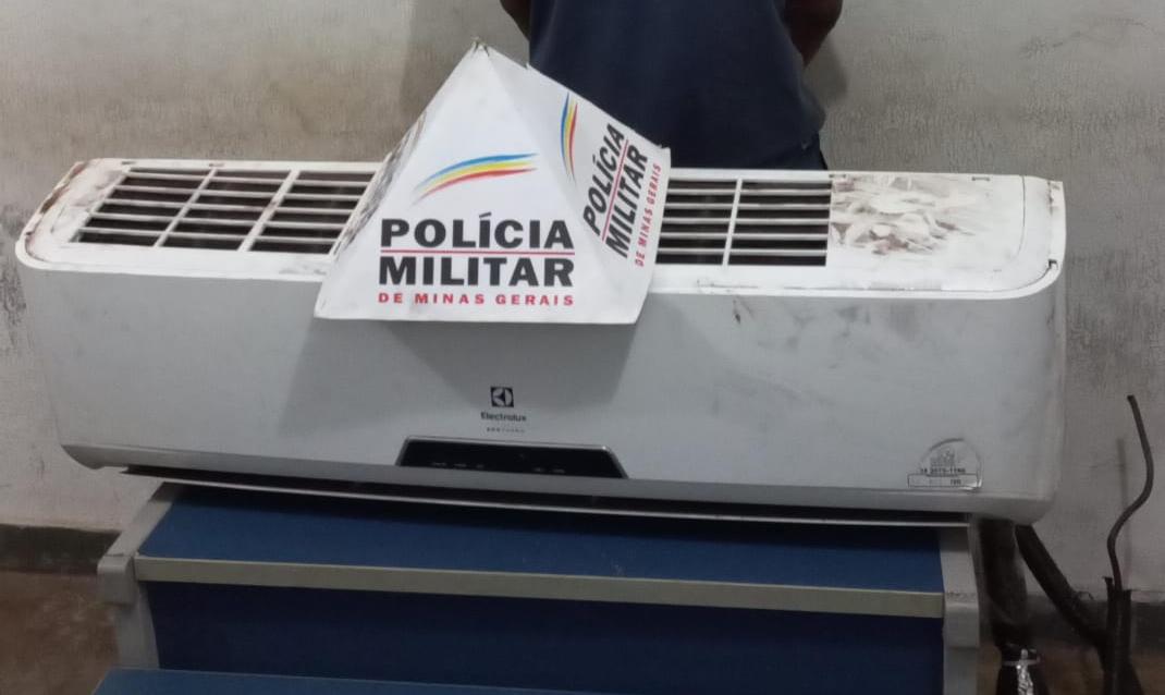 O ar-condicionado e o homem foram levados à delegacia, onde ele confessou o crime e disse que venderia o equipamento para comprar droga  (Foto/PMMG/Divulgação)