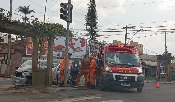 Acidente registrado no início desta tarde, na avenida Leopoldino de Oliveira (Foto/Divulgação/Folha Uberaba)