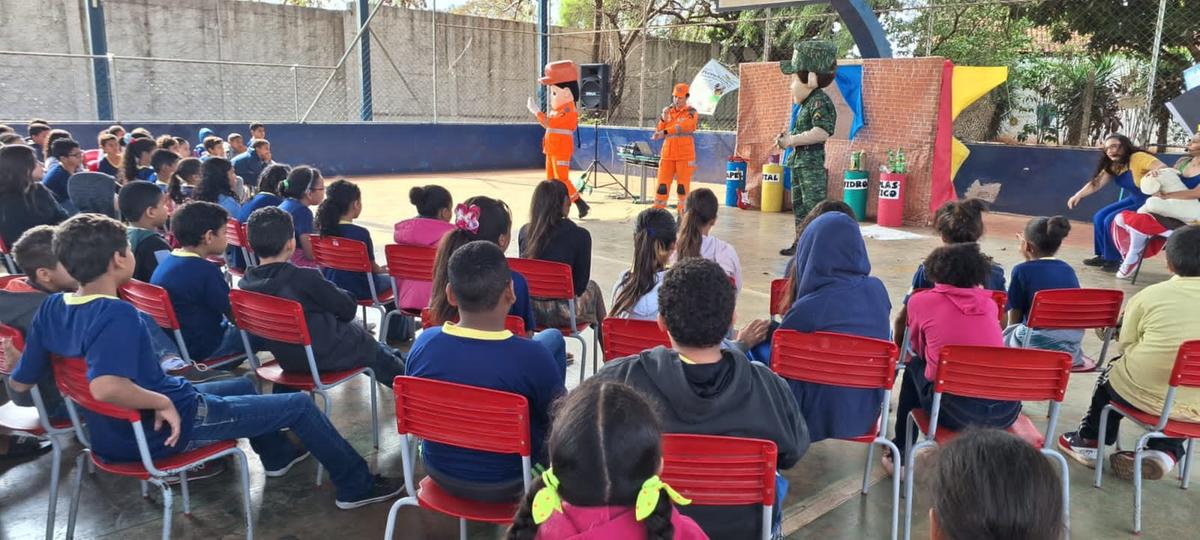 Programa contou com orientações por meio de peças teatrais, palestras e panfletagem, com a presença da mascote Faísca (Foto/Sérgio Teixeira/PMMG)