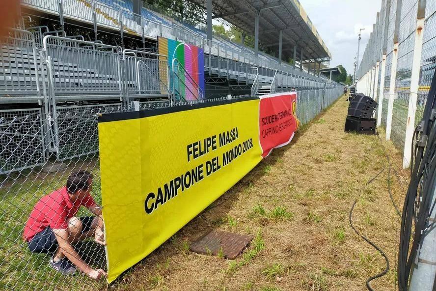 Torcedores da Ferrari instalaram faixa em apoio a Felipe Massa. (Redes sociais/Reprodução)