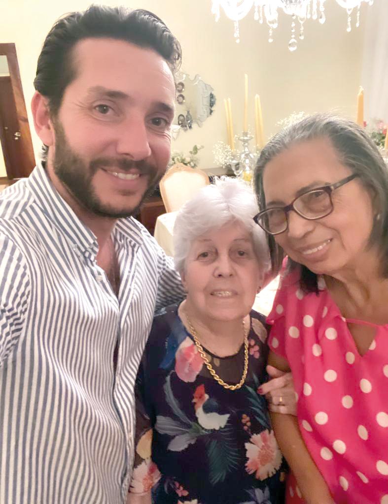 Muito amado por todos, Zuleika rocha é a aniversariante de hoje e na foto está ladeada pelo querido Alexandre Assumpção e pela amiga Dalvinha Barbosa (Foto/Divulgação)