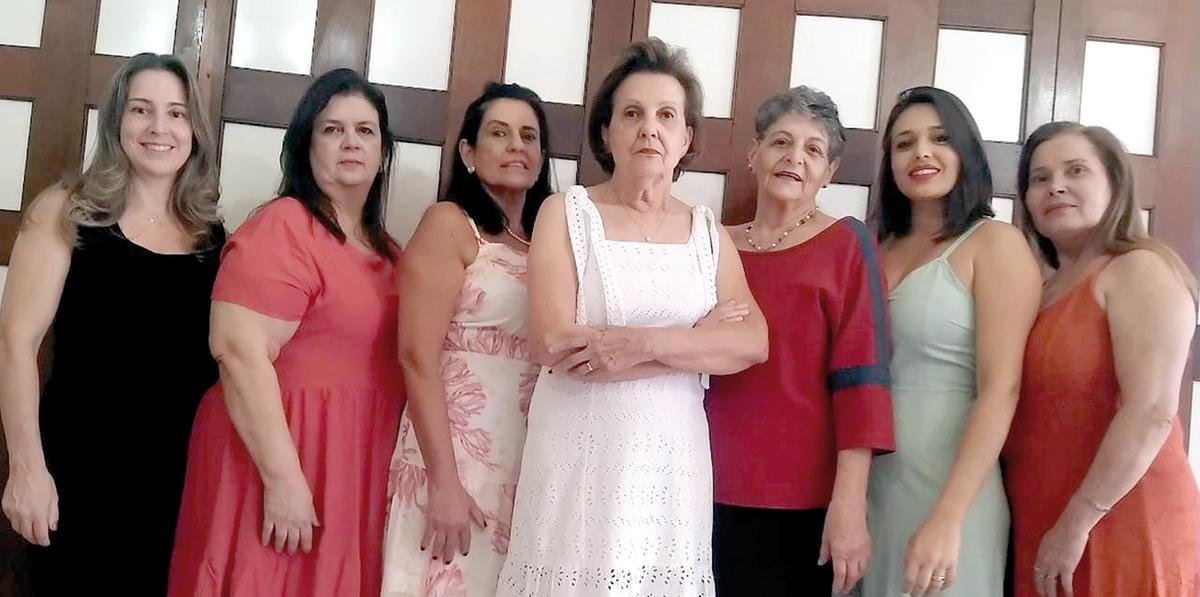 urma linda e talentosa reunida para dar um show no tradicionalíssimo Musical promovido pela querida Marta Enes, o show acontece este ano nos dias 22 e 23 de setembro, no Centro de Eventos Rômulo Kardec na ABCZ e tem parte da renda revertida para APAE Uberaba. Os ingressos já estão sendo vendidos pela organização do evento, músicos participantes e pela APAE Uberaba. Um verdadeiro espetáculo com talentos de Uberaba preparado especialmente para o público Uberabense se divertir e se encantar (Foto/Arquivo Pessoal)