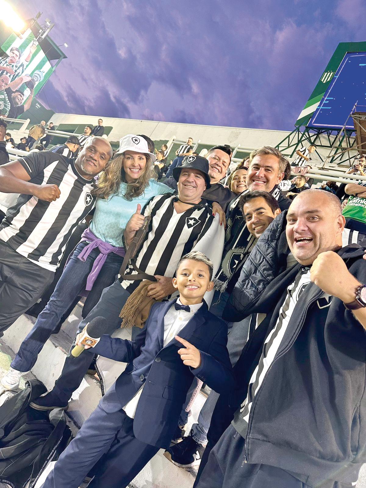 Turma reunida assistindo jogo campeonato sul-americano, Botafogo X Defensa Y Justiça, na Argentina. Na turma, os globais Thierry figueira e Patrick Martins de Oliveira e os uberabenses queridos Esmê Nasser e Alfredo Freire Neto botafoguense fanático foi assisitir o jogo e comemorar os 20 anos de união, amor e cumplicidade (Foto/Arquivo Pessoal)